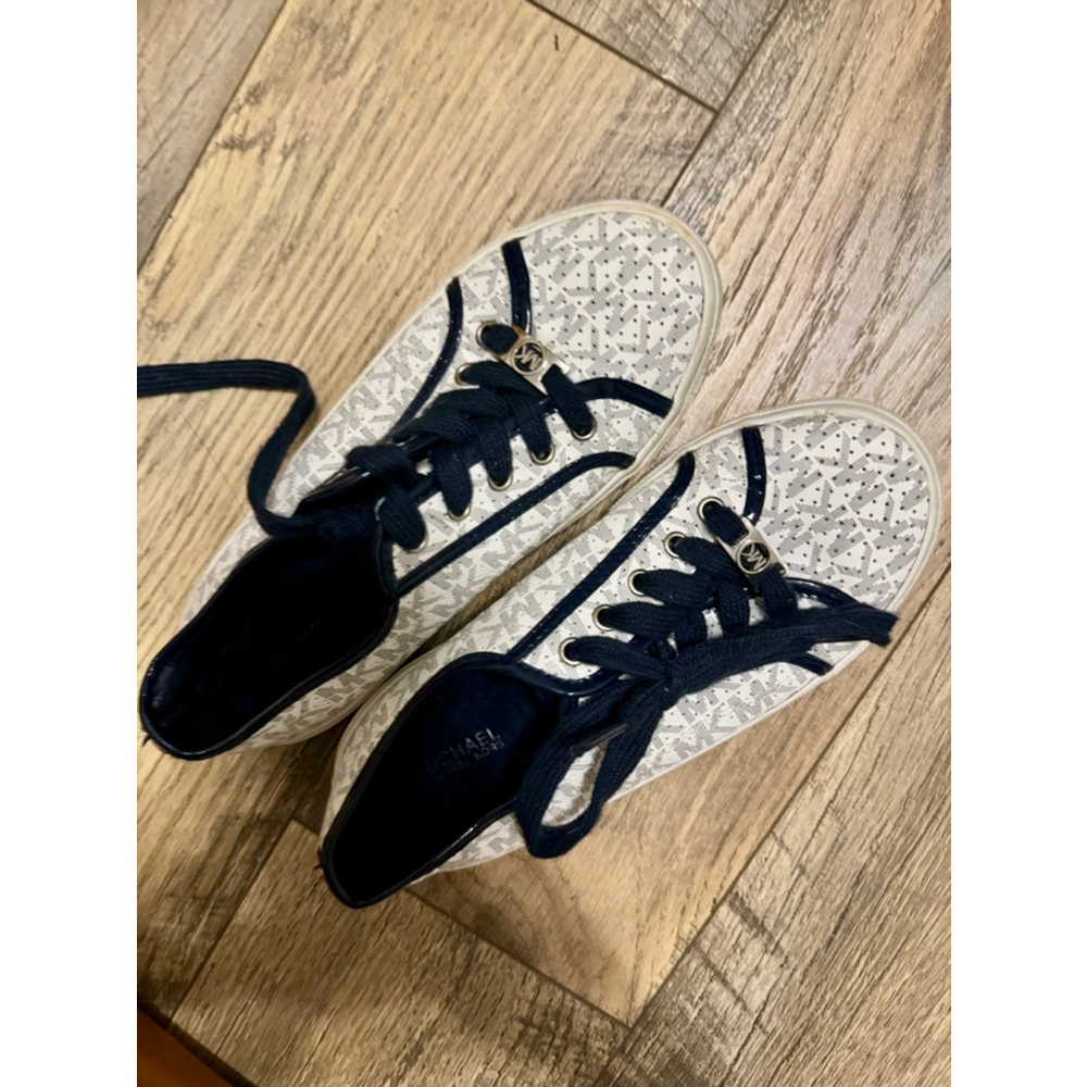 Michael Kors IMA Boreum Fashion White/Navy Size 3 Fashion Sneakers - fits 5.5 W - Picture 2 of 10